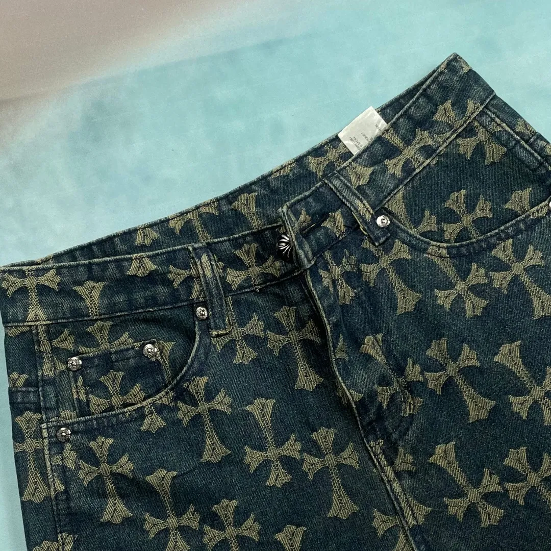 🅿️250 🔘Style No.-KL311 🔘Cro Heart𝐂𝐡𝐫𝐨𝐦𝐞 𝐇𝐞𝐚𝐫𝐭 CH All-over Printed Jacquard Bootcut Jeans* This new 2024 autumn cross-printed jeans continues the unique style of Croix Heart. The iconic cross is printed all over the design, which is eye-catching and unique, highlighting the brand's genes. Made of 100% denim cotton fabric with heavy thread count, it is stiff and stylish, maintaining a tough appearance while being soft and skin-friendly, breathable and comfortable, suitable for daily wear. The silver buckle design on the lapel adds a refined texture, and the custom hardware details are exquisite to enhance the overall style. The dark yellow cross logo is all over the body of the pants, which is generous and individual without being too exaggerated. Designed in the same style for couples, both men and women can easily wear it. Complete with three standards, it is different from the ordinary version, and the quality is guaranteed. Whether it is paired with a simple T-shirt to create a casual style, or combined with a personalized top to show a trendy feel, it can be perfectly adapted.  Size: S M L XL XXL (28.30.32.34.36) Color: Blue